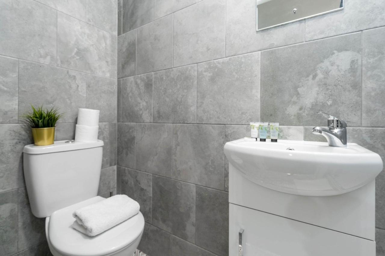 Two Bedroom Apartment - En Suites - Smart Tv'S - Wifi - Netflix - Bearwood Birmingam Exterior foto